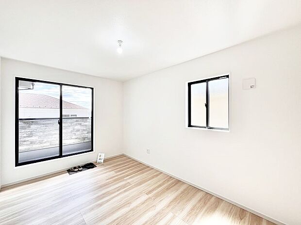 ～Bed Room～　2面採光を確保した明るい室内は、風通しも良く、大変居心地の良い空間となっております。爽やかな風を感じて起きる朝は、快適生活の始まりに！日当たりや通風がとても良い住まい♪
