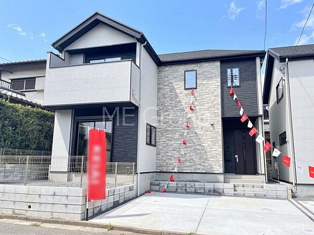 ◆1号棟◆～Exterior～　堂々たる趣ながら、主張し過ぎずどこか余裕を感じさせるシャープなフォルムで佇む邸宅は、晴天の空と照らし合わせる事で、本来あるべき完成形の姿を見せてくれます。