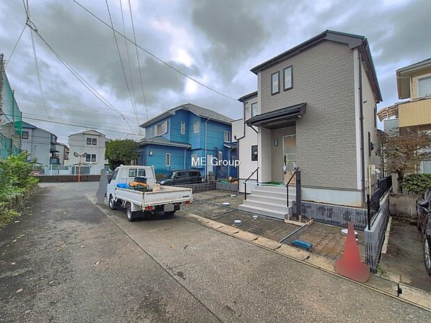 ~Exterior~ 前面道路は閑静な住宅地をはしる車通りの少ない道路。駐車の出し入れもらくらくです!ご不明点・現地見学のご希望は、お気軽にお問い合わせください!