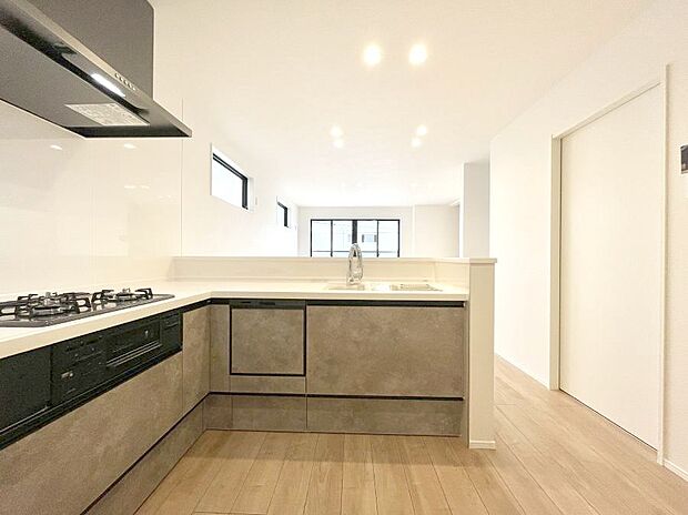 ～Kitchen～　動線が短く、手早く作業できるＬ型キッチン。コーナーにスパイス類を置いてスッキリと♪ゆったりとしたキッチンコーナーは質感豊かな仕上がりとなっております。  