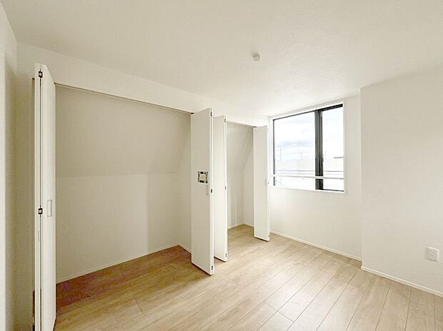 ~Bed Room~ 子供部屋はお子様にとって大変重な役割があります。子供一人で過ごす空間を与えることで、宿題や勉強時間も自然と増えまた自ら部屋の片付けや掃除なども促すことに繋がります。
