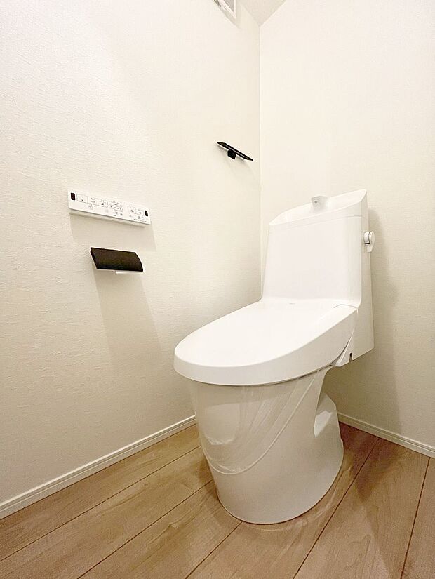 ~Toilet~ 綺麗・スッキリ・快適なウォシュレット付トイレでくつろげる空間です。トイレは毎日使わざるを得ないもの。いつも清潔を保ちたいですね。トイレが2ヶ所あるので朝の混雑時に便利です!