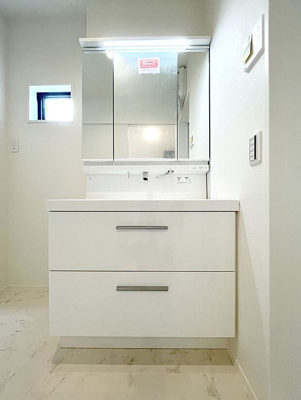 ～Dressing Room～　暗くなりがちな洗面所も窓があると採光と換気が可能なので気持ちよくお使い頂けます。三面鏡タイプの洗面台は鏡裏収納で散らかりがちな洗面所もスッキリ♪