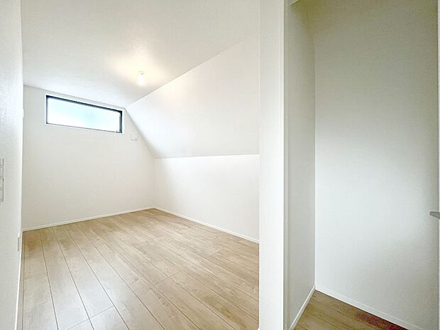 ~Bed Room~ 木の温もりがやさしいフローリングは安らぎをもたらすプライベート空間。明るめのフローリングですので、壁紙ともマッチし、お部屋を更に広く見せてくれる効果も。