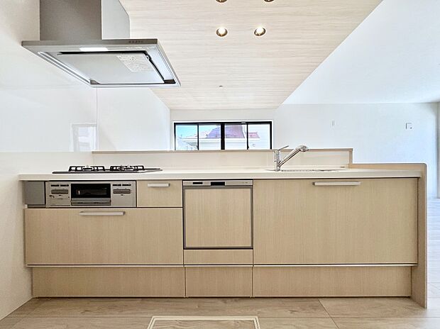 ~Kitchen~ 会話が弾むリビング、料理が愉しくなるキッチン。家は、ただ生活する場ではなく、暮らしを愉しく、快適にする場所。笑顔の毎日、安らぎの日々のために、最新の設備・仕様を採用。