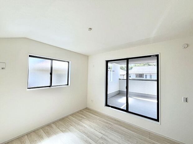 ~Bed Room~ 2面採光を確保した明るい室内は、風通しも良く、大変居心地の良い空間となっております。爽やかな風を感じて起きる朝は、快適生活の始まりに!日当たりや通風がとても良い住まい♪
