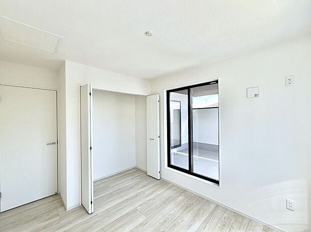 ~Bed Room~ 子供部屋はお子様にとって大変重な役割があります。子供一人で過ごす空間を与えることで、宿題や勉強時間も自然と増えまた自ら部屋の片付けや掃除なども促すことに繋がります。