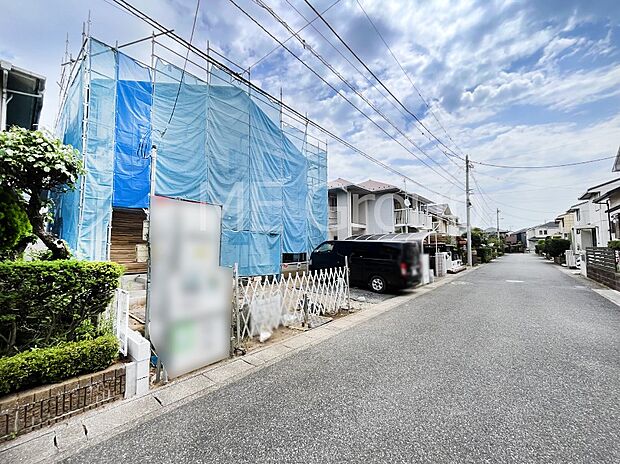 ~Exterior~ 前面道路は閑静な住宅地をはしる車通りの少ない道路。駐車の出し入れもらくらくです!ご不明点・現地見学のご希望は、お気軽にお問い合わせください!
