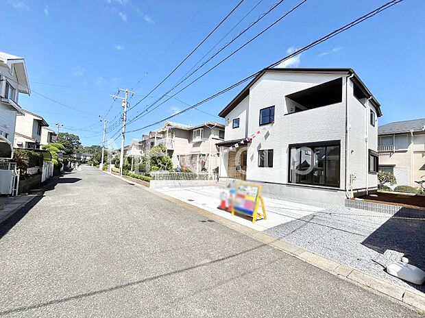 ~Exterior~ 前面道路は閑静な住宅地をはしる車通りの少ない道路。駐車の出し入れもらくらくです!ご不明点・現地見学のご希望は、お気軽にお問い合わせください!