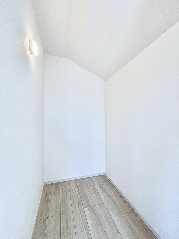 ~Walk-in Closet~ 必要なものやコーディネートを一覧して確認でき、身支度や準備が短時間で済むウォークインクローゼットを設置しました。家の中をすっきりとさせる便利な収納スペースです。