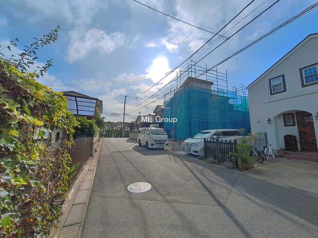 ～Exterior～　前面道路：北西 6m 公道　前面道路は閑静な住宅地をはしる車通りの少ない道路。駐車の出し入れもらくらくです！ご不明点・現地見学のご希望は、お気軽にお問い合わせください！