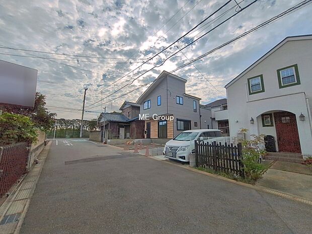 ～Exterior～　前面道路：北西 6m 公道　前面道路は閑静な住宅地をはしる車通りの少ない道路。駐車の出し入れもらくらくです！ご不明点・現地見学のご希望は、お気軽にお問い合わせください！