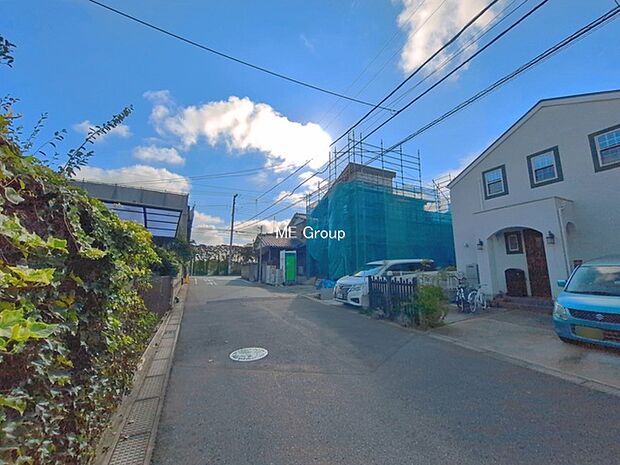 ~Exterior~ 前面道路:北西 6m 公道 前面道路は閑静な住宅地をはしる車通りの少ない道路。駐車の出し入れもらくらくです!ご不明点・現地見学のご希望は、お気軽にお問い合わせください!