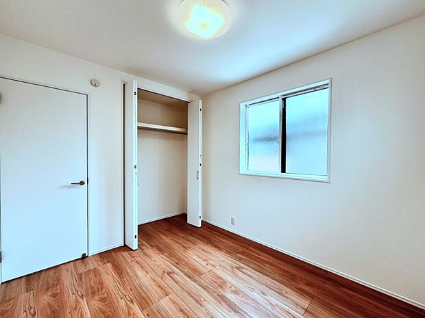 ~Bed Room~ 子供部屋はお子様にとって大変重な役割があります。子供一人で過ごす空間を与えることで、宿題や勉強時間も自然と増えまた自ら部屋の片付けや掃除なども促すことに繋がります。