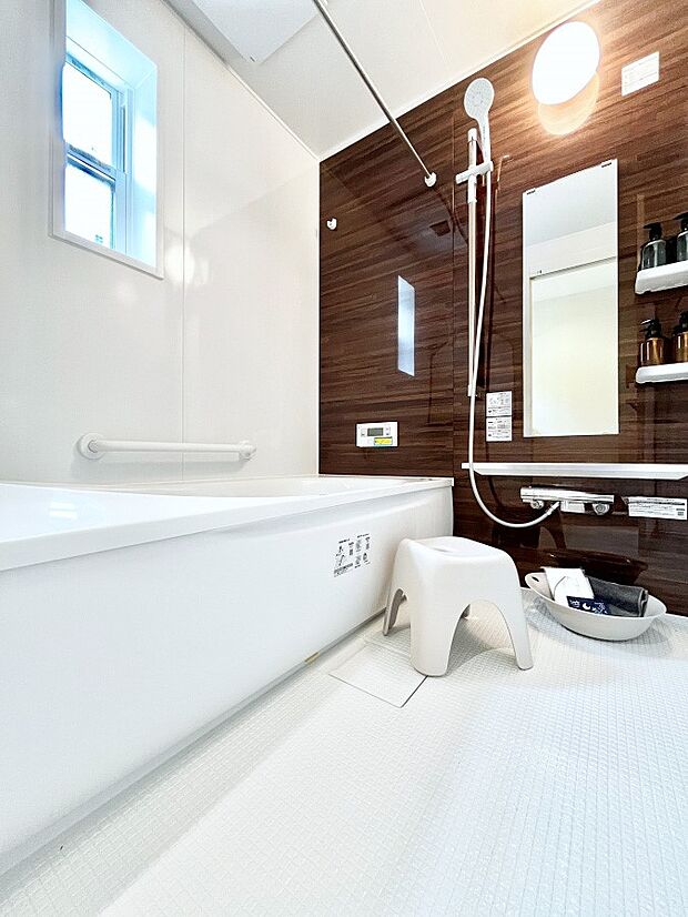 ~Bath Room~ ゆったりと足を伸ばして入浴することが可能!一日の疲れを癒す貴重なバスタイムです。お子様とご一緒でも十分な広さなので、リビングとは違った家族団欒のひと時をお楽しみいただけます。