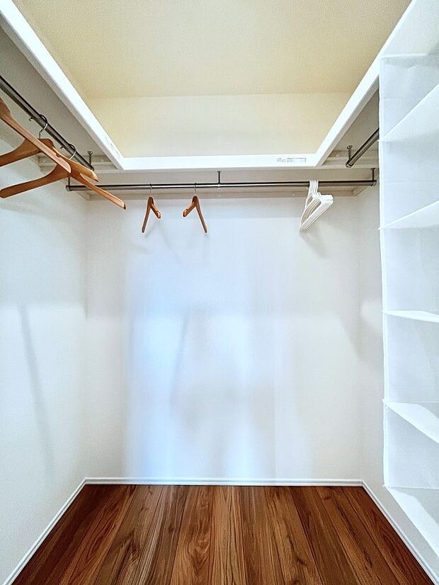 ~Walk-in Closet~ 必要なものやコーディネートを一覧して確認でき、身支度や準備が短時間で済むウォークインクローゼットを設置しました。家の中をすっきりとさせる便利な収納スペースです。