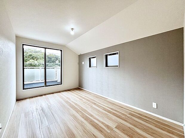 ◆2号棟◆～Bed Room～　「今日も一日お疲れ様」とご夫婦でゆったりくつろげる寝室。毎日の家事やお仕事に疲れた日はフカフカのベットで癒されてください。テレビや本棚をおいても快適な広さが自慢♪