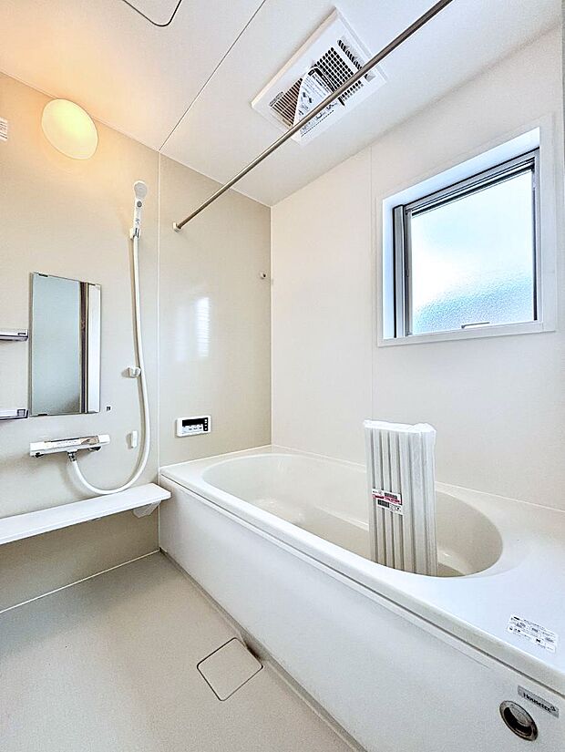 ◆2号棟◆～Bath Room～　窓付きのバスルームは、採光もあり明るく気持ちの良い空間です。窓があることで、換気環境も良好。ゆったり寛げるバスルームで、毎日のバスタイムが楽しみになりそうです。