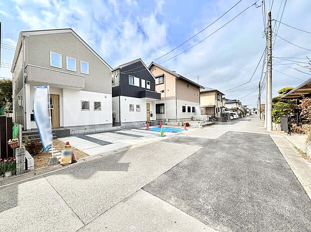～Exterior～　前面道路は閑静な住宅地をはしる車通りの少ない道路。駐車の出し入れもらくらくです！ご不明点・現地見学のご希望は、お気軽にお問い合わせください！