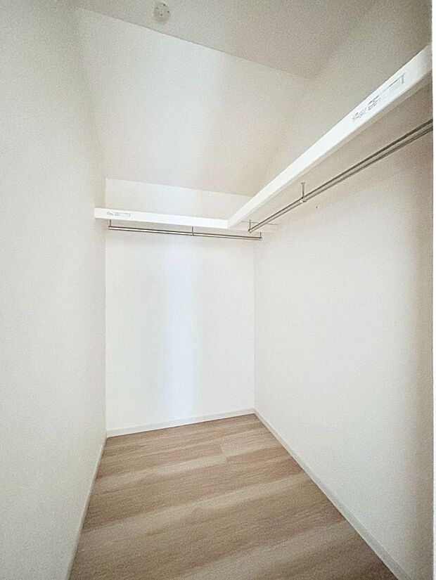 ◆2号棟◆～Walk-in Closet～　たくさんの洋服をかけてもシワになりにくいウォークインクローゼット。洋服以外にも、普段使わない家電やスーツケース、ストック品など何でも片付く嬉しい空間です。