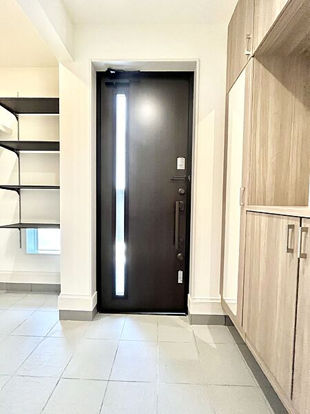 ◆1号棟◆～Entrance～　家の中でお客様を迎える最初の場所である玄関は、家の印象そのものです！豊富な玄関収納で、常に綺麗に保つことが出来ます♪玄関にはたっぷり収納の下駄箱を完備！
