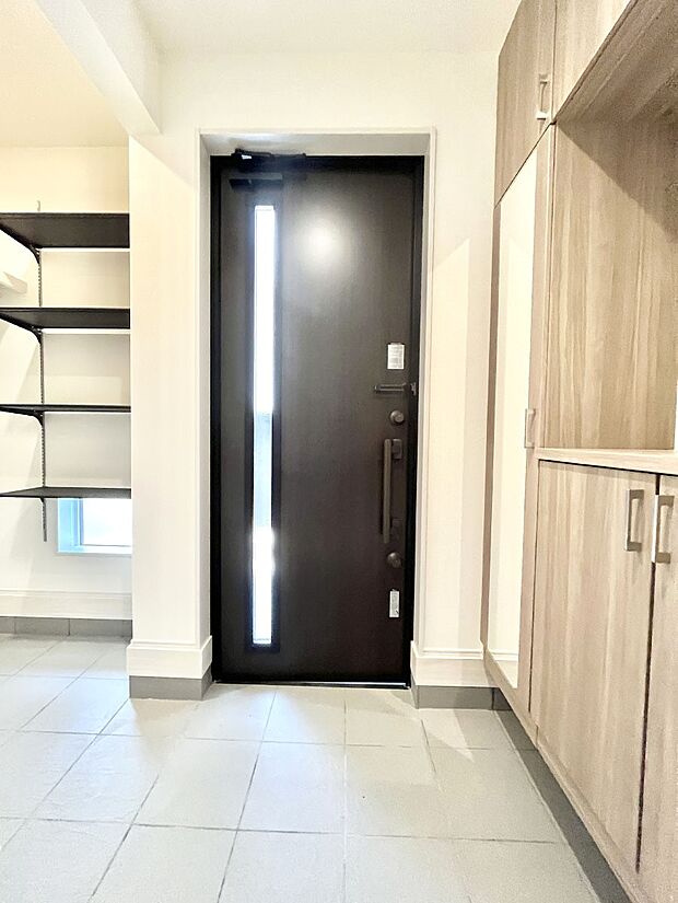 ◆1号棟◆~Entrance~ 家の中でお客様を迎える最初の場所である玄関は、家の印象そのものです!豊富な玄関収納で、常に綺麗に保つことが出来ます♪玄関にはたっぷり収納の下駄箱を完備!