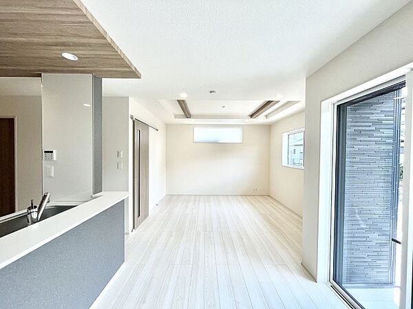 ◆1号棟◆～Living～  豊かな陽光がこの場所を照らしだす。  光溢れるこの空間はみんなの笑顔が集う場所、時を忘れ、つきることのないたわいもない会話を楽しむ時間、たくさんの思いが綴られる場所。