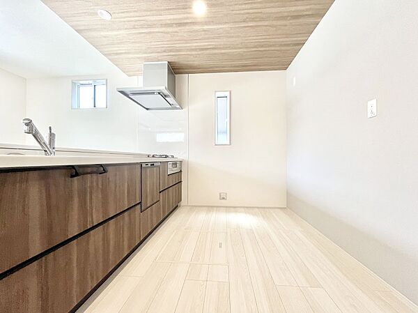 ◆1号棟◆～Kitchen～　自然光が入る窓のあるキッチン☆毎日使う場所だからこそ、使い勝手を考慮しました。ゆったりとしたキッチンコーナーは質感豊かな仕上がりとなっております。
