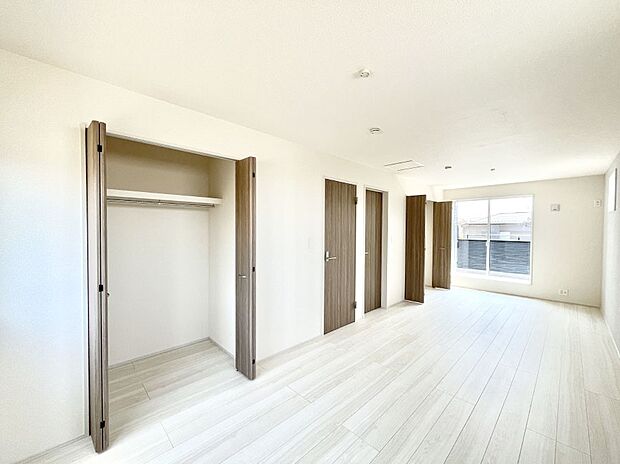 ◆1号棟◆~Bed Room~ お子様の成長に合わせて住まいのレイアウトも変わります。思春期のプライバシーを重視したり、成長に合わせて机やベットを配置したり。将来を見越しての住まい選びも大切です。