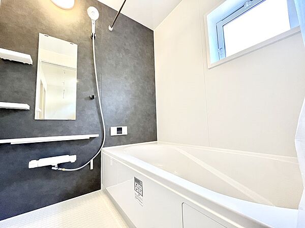 ◆1号棟◆～Bath Room～　窓付きのバスルームは、採光もあり明るく気持ちの良い空間です。窓があることで、換気環境も良好。ゆったり寛げるバスルームで、毎日のバスタイムが楽しみになりそうです。