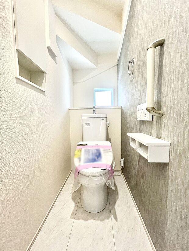 ◆1号棟◆~Toilet~ 清潔感のある水回り♪トイレはウォシュレット付きです◎トイレは毎日使わざるを得ないもの。いつも清潔を保ちたいですね。トイレが2ヶ所あるので朝の混雑時に便利です!