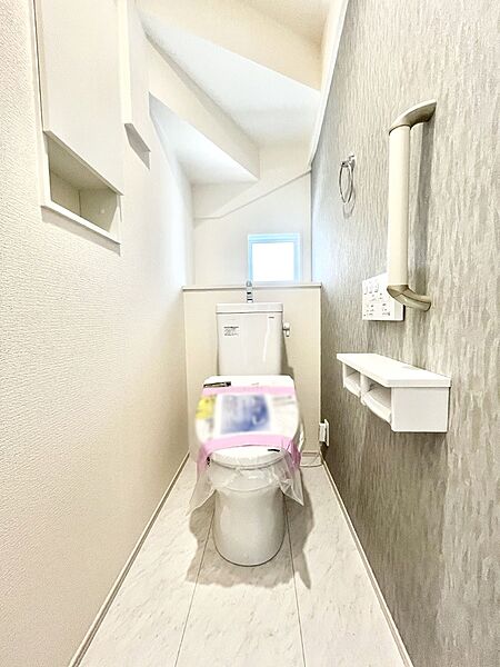 ◆1号棟◆～Toilet～　清潔感のある水回り♪トイレはウォシュレット付きです◎トイレは毎日使わざるを得ないもの。いつも清潔を保ちたいですね。トイレが2ヶ所あるので朝の混雑時に便利です！
