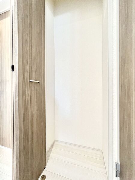 ◆1号棟◆廊下収納。掃除道具や季節の小物を収納することができます。