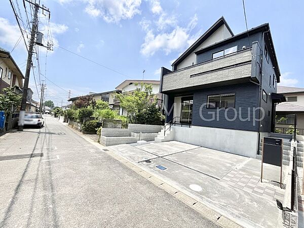 ～Exterior～　前面道路：南 5m 公道　前面道路は閑静な住宅地をはしる車通りの少ない道路。駐車の出し入れもらくらくです！ご不明点・現地見学のご希望は、お気軽にお問い合わせください！