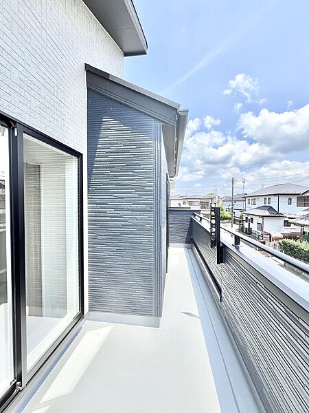 ◆1号棟◆～Balcony～　南向きのバルコニーの前には雲以外に太陽を遮るものがありません。お洗濯物も乾きやすく、何より明るく気持ちのいい光が入ってきます。使いやすく開放的なバルコニーです♪