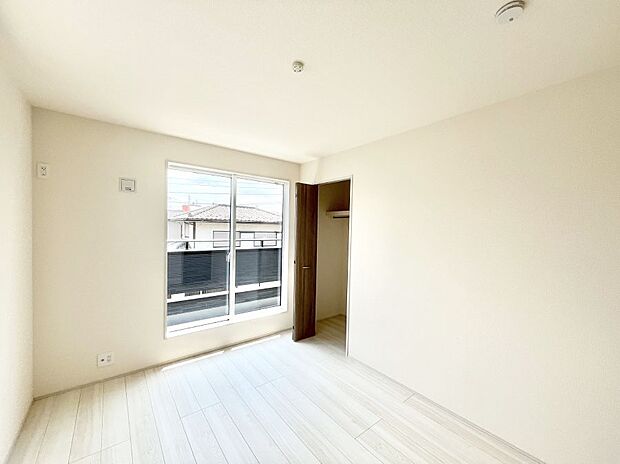 ◆1号棟◆~Bed Room~ 全居室には収納クローゼットを完備!普段使いのお洋服や小物はもちろん、季節物のお洋服などもしっかりと整理整頓おしまい頂けます。 居室空間を広く使用できますね。
