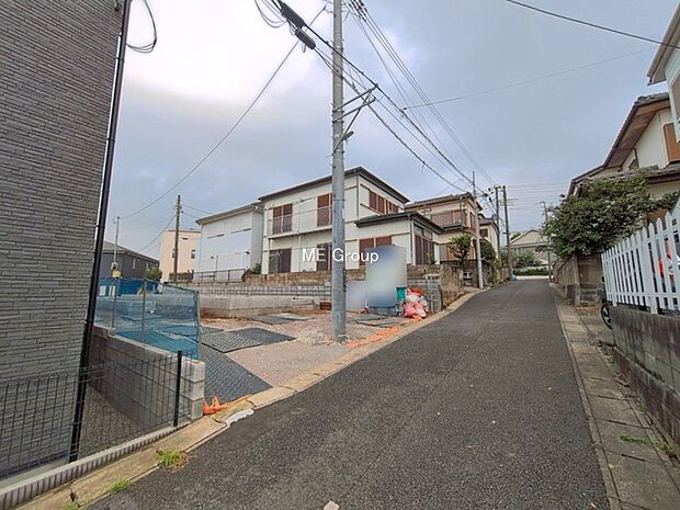 ~Exterior~ 前面道路:南東 4m 私道 前面道路は閑静な住宅地をはしる車通りの少ない道路。駐車の出し入れもらくらくです!ご不明点・現地見学のご希望は、お気軽にお問い合わせください!