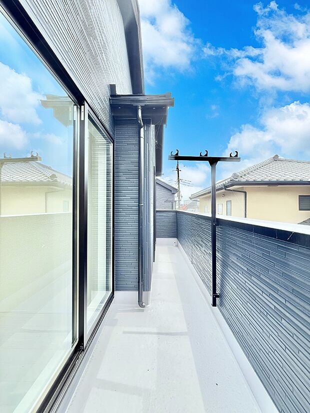 暖かな陽光が降り注ぐバルコニーはお洗濯におすすめ。爽やかな風も心地よいです。