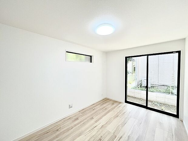 ~Bed Room~ 木の温もりがやさしいフローリングは安らぎをもたらすプライベート空間。明るめのフローリングですので、壁紙ともマッチし、お部屋を更に広く見せてくれる効果も。
