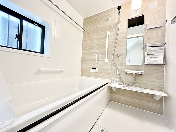 ~Bath Room~ 落ち着いた雰囲気の浴室で明日に向けてリフレッシュ。浴室乾燥機能も付いているので隣の洗濯機置き場で洗い上がった洗濯物を、雨の日も天気を気にせず乾燥させることも可能です。