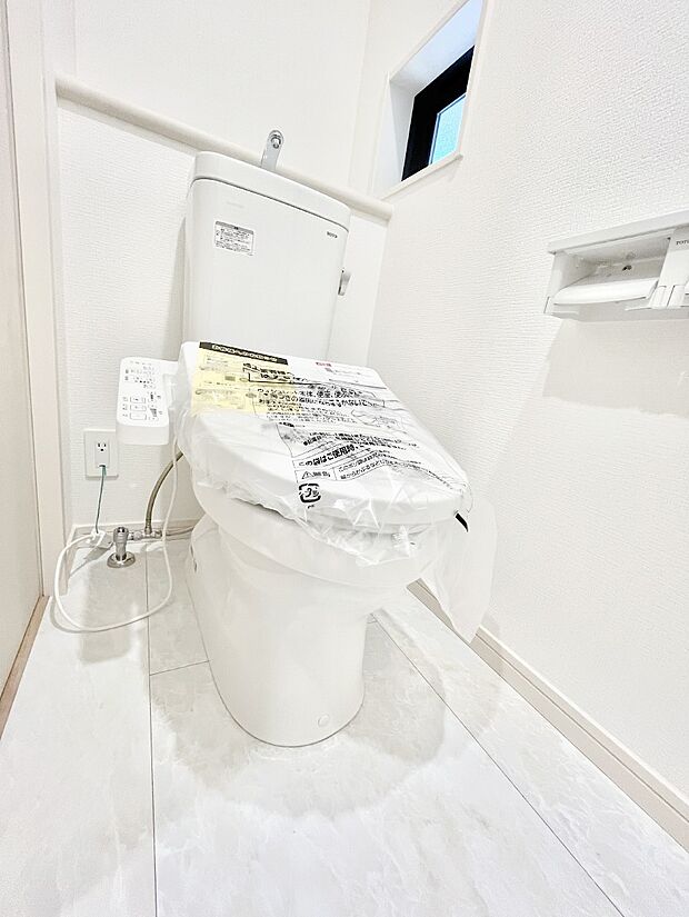 ~Toilet~ 綺麗・スッキリ・快適なウォシュレット付トイレでくつろげる空間です。トイレは毎日使わざるを得ないもの。いつも清潔を保ちたいですね。トイレが2ヶ所あるので朝の混雑時に便利です!