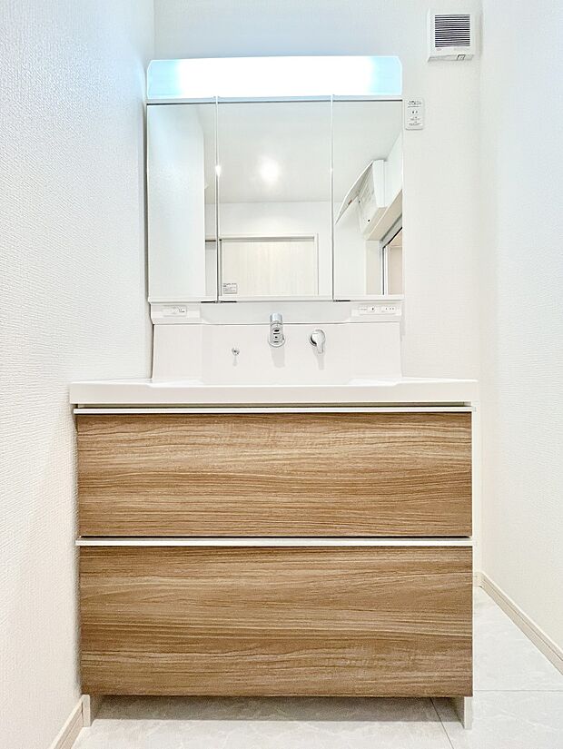 ~Dressing Room~ 清潔感溢れる色合いで統一されていると、スッキリと整った印象をうけます。 鏡の裏にはたっぷりと収納スペースを標準装備! 水廻りは、シンプルかつ機能性を重視して。