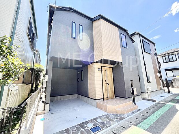 ~Exterior~ 堂々たる趣ながら、主張し過ぎずどこか余裕を感じさせるシャープなフォルムで佇む邸宅は、晴天の空と照らし合わせる事で、本来あるべき完成形の姿を見せてくれます。