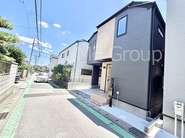 ~Exterior~ 前面道路は閑静な住宅地をはしる車通りの少ない道路。駐車の出し入れもらくらくです!ご不明点・現地見学のご希望は、お気軽にお問い合わせください!