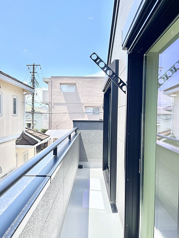 ~Balcony~ バルコニーは温かい陽がさしこみ、お布団や洗濯物を気持ちよく干すことができます。 使いやすく開放的なバルコニーです♪陽ざしがたっぷり降り注ぐ、バルコニー付き住まい。