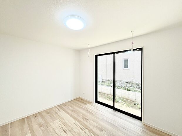 ~Bed Room~ 部屋数が多いのが戸建てのメリットです。ご家族が増えたことで手狭に感じていた住まいも戸建てでは各居室プライバシーを保つことができます。住まいにゆとりが生まれ心もリラックスできます♪