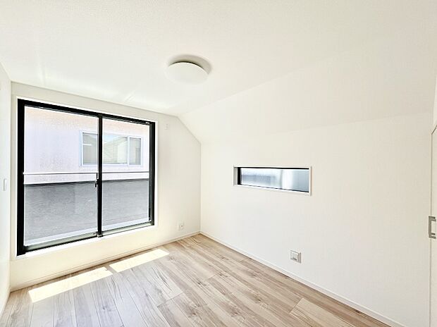 ~Bed Room~ バルコニーからの採光で朝もスッキリ目が覚めそうですね!穏やかな光が差し込む室内には、穏やかな時間が流れます。休日には、落ち着いた空間で自分の趣味を楽しむのはいかがですか。