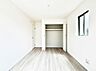 寝室：～Bed Room～  全居室には収納クローゼットを完備！普段使いのお洋服や小物はもちろん、季節物のお洋服などもしっかりと整理整頓おしまい頂けます。  居室空間を広く使用できますね。