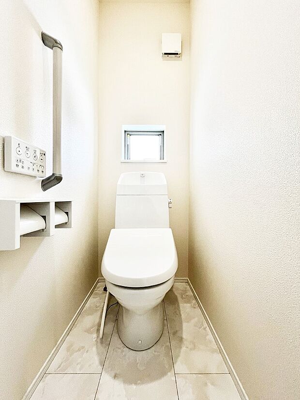 ~Toilet~ 綺麗・スッキリ・快適なウォシュレット付トイレでくつろげる空間です。トイレは毎日使わざるを得ないもの。いつも清潔を保ちたいですね。トイレが2ヶ所あるので朝の混雑時に便利です!