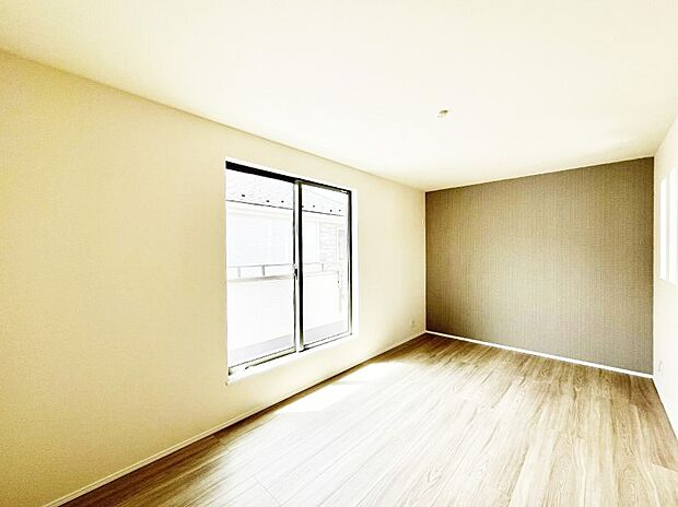 ~Bed Room~ 「今日も一日お疲れ様」とご夫婦でゆったりくつろげる寝室。 毎日の家事やお仕事に疲れた日はフカフカのベットで癒されてください。テレビや本棚をおいても快適な広さが自慢♪